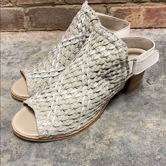 Very Volatile Cream Sling Back Peep Toe Bootie Sandal Size  10 - Picture 3 of 9